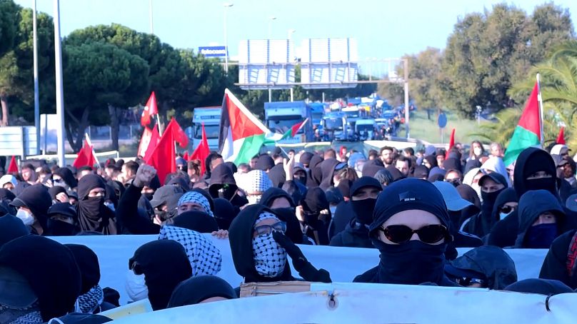Manifestanti filo-palestinesi bloccano una strada, 15 ottobre 2025.