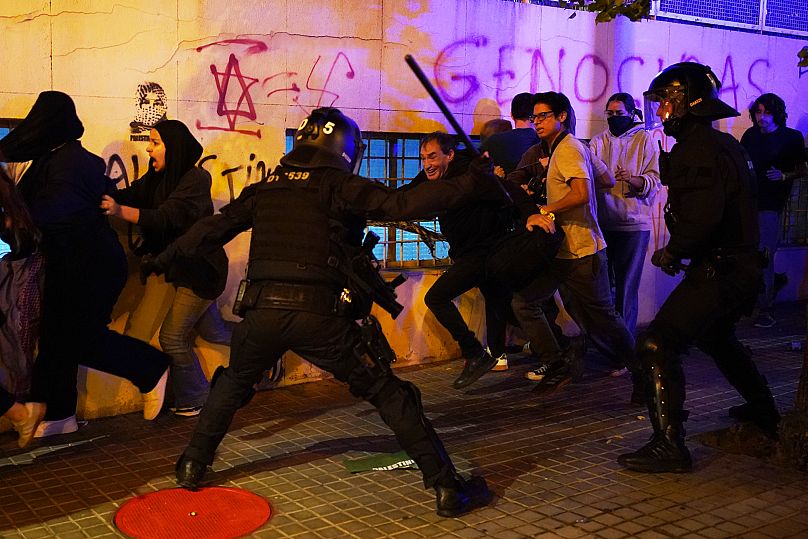  Affrontements entre la police et des manifestants lors d'une manifestation en soutien aux Palestiniens et contre les actions d'Israël, à Barcelone, le 15 octobre 2025.