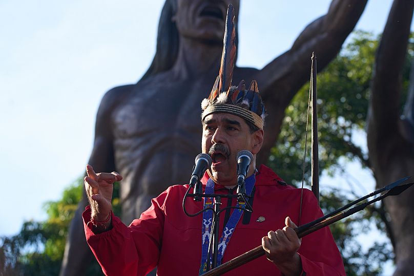 Il presidente Nicolás Maduro parla durante il Giorno degli Indigeni a Caracas, Venezuela, domenica 12 ottobre 2025. (AP Photo/Ariana Cubillos)