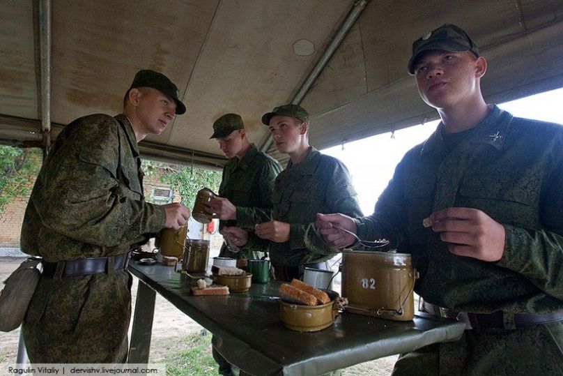 Újoncok ellátása a 190. katonai iskolán