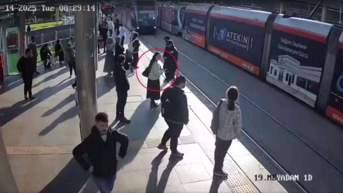 Videó: az utolsó pillanatban húzott ki az érkező villamos elől egy nőt egy török biztonsági őr