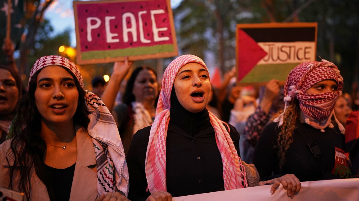 Manifestantes espanhóis não se contentam com acordo que dizem ser uma "trégua fictícia"