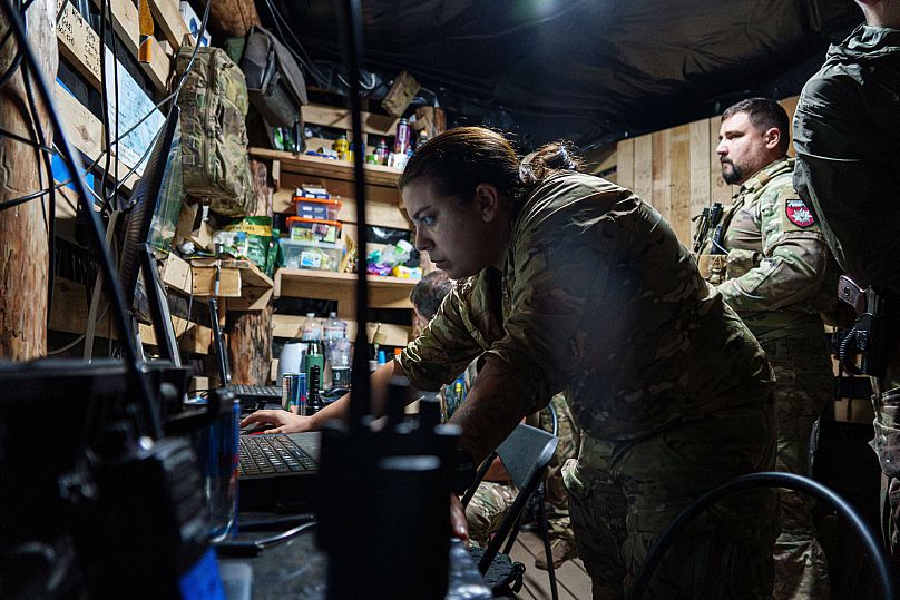 Украинская военнослужащая управляет разведывательным беспилотником на линии фронта в Донецкой области, 6 сентября 2025 г.