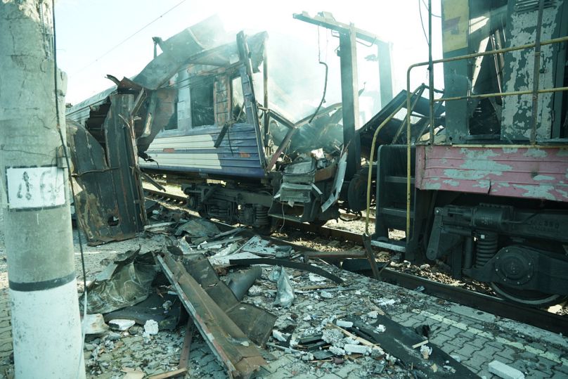 Um comboio de passageiros é visto danificado após o ataque de drones da Rússia a uma estação ferroviária em Shostka, região de Sumy, Ucrânia, sábado, 4 de outubro de 2025