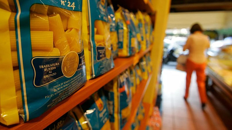 Varios lotes de pasta en las estanterías de una tienda del centro de Milán, el 12 de septiembre de 2007