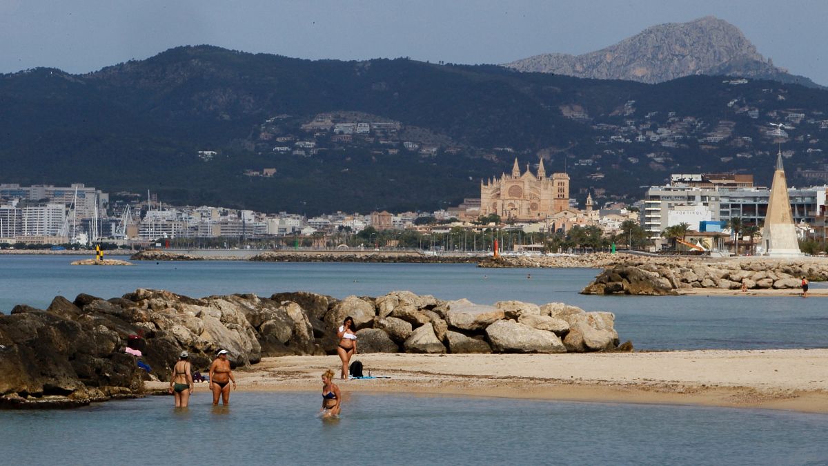 La ciudad española prohíbe nuevos alquileres turísticos, albergues juveniles y barcos de fiesta. He aquí por qué