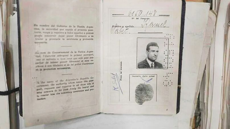 صورة صادرة عن مكتب رئيس الوزراء الإسرائيلي، يتم خلالها عرض وثائق هوية إيلي كوهين.