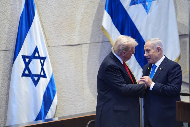  الرئيس دونالد ترامب يتحدث مع رئيس الوزراء الإسرائيلي بنيامين نتنياهو في الكنيست، البرلمان الإسرائيلي، يوم الاثنين 13 أكتوبر/تشرين الأول 2025،