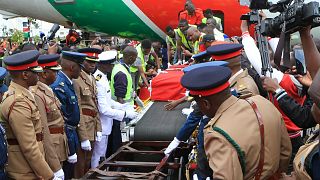 Des milliers de Kényans accueillent la dépouille de Raila Odinga à Nairobi