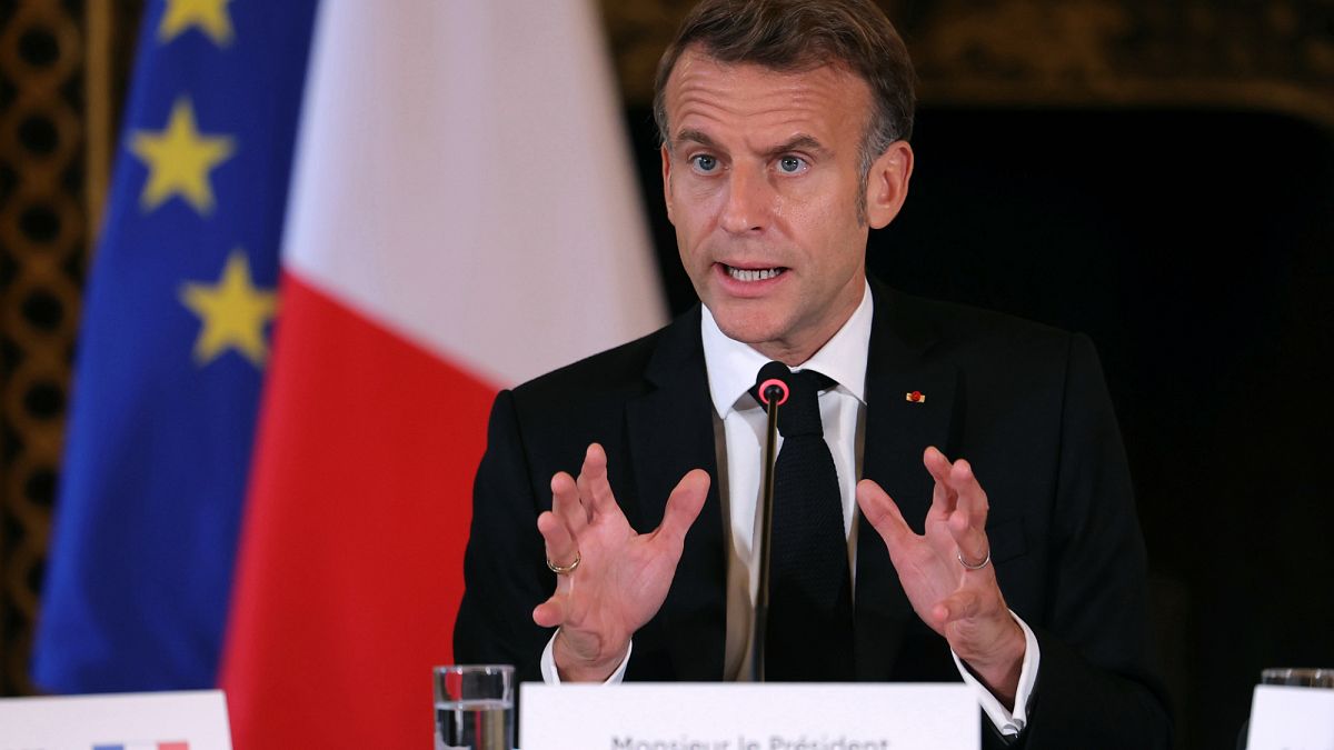 Francia kormányfőkeringő: Macron nehéz lavírozása
