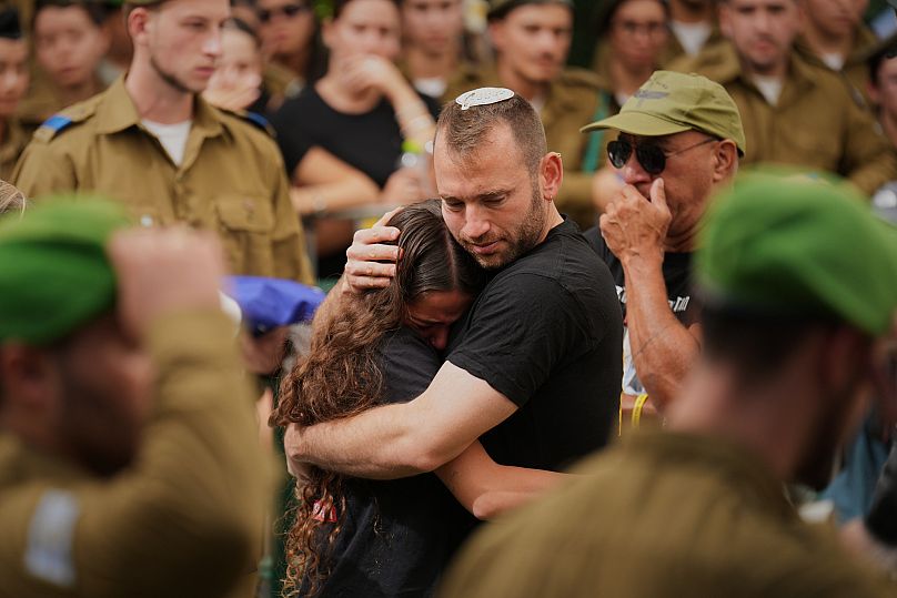 Varias personas asisten al funeral del sargento Tamir Nimrodi, rehén asesinado, después de que su cuerpo fuera devuelto desde Gaza, el 16 de octubre de 2025