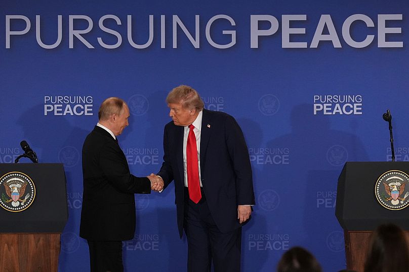 Prezydent USA Donald Trump ściska dłoń prezydentowi Rosji Władimirowi Putinowi w Joint Base Elmendorf-Richardson na Alasce, 15 sierpnia 2025