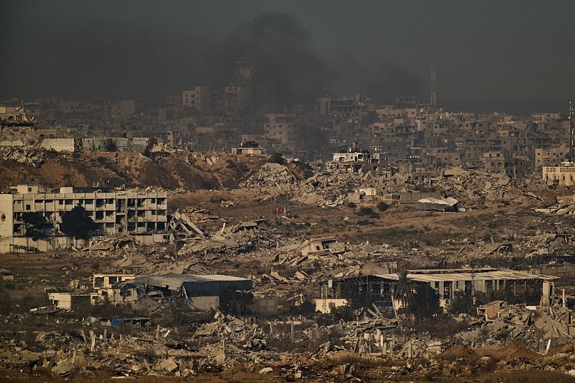 Edifícios destruídos durante as operações terrestres e aéreas israelitas no norte da Faixa de Gaza, 17 de outubro de 2025