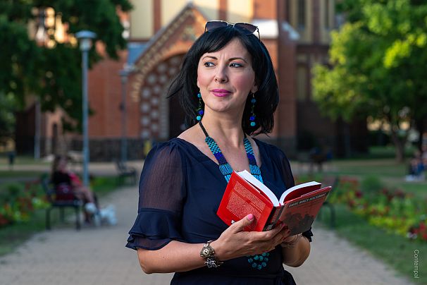 Perintfalvi Rita az Amire nincs bocsánat - Szexuális ragadozók az egyházban könyvében átfogóan foglalkozik a témával.