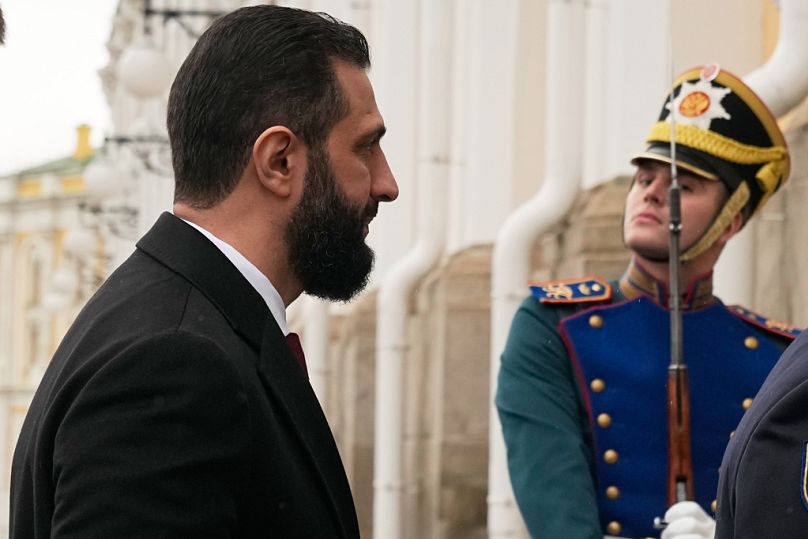  الرئيس السوري المؤقت أحمد الشرع يصل إلى قصر الكرملين الكبير للقاء الرئيس الروسي فلاديمير بوتين في موسكو، روسيا، الأربعاء 15 أكتوبر/تشرين الأول 2025. 