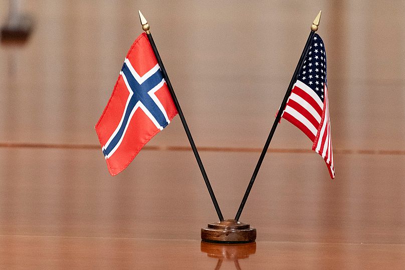 Flagi Norwegii i USA na stole w Pentagonie, 20 września, 2022 r.