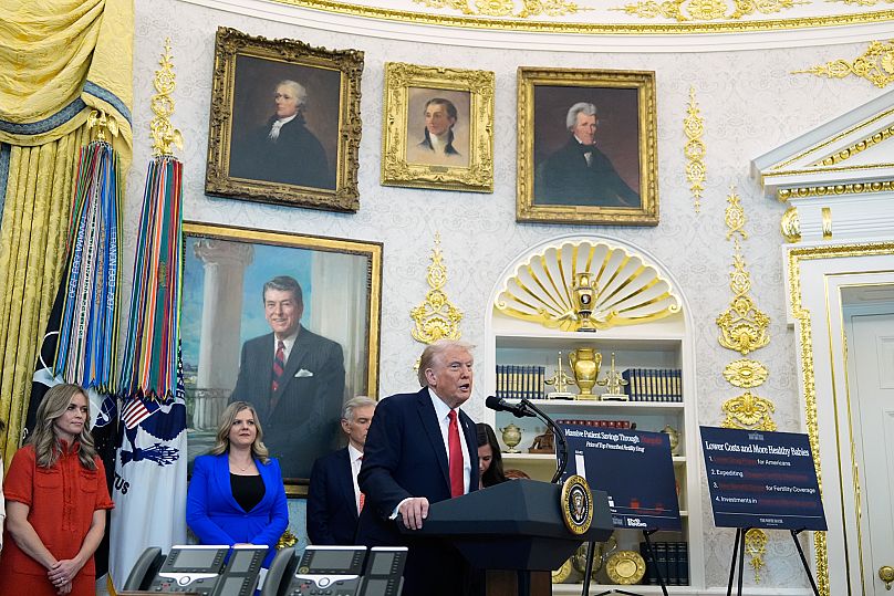 Prezydent Donald Trump przemawia w Gabinecie Owalnym Białego Domu
