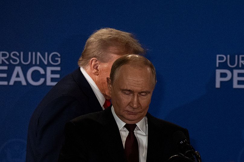ABD Başkanı Donald Trump ve Rusya Devlet Başkanı Vladimir Putin, 15 Ağustos 2025 tarihinde Alaska'daki Elmendorf-Richardson Ortak Üssü'nde ortak basın toplantısı için bir araya geldi.