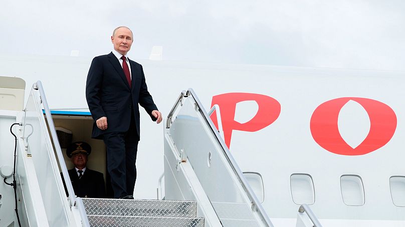 Vladimir Putin viaggia con il suo aereo presidenziale.