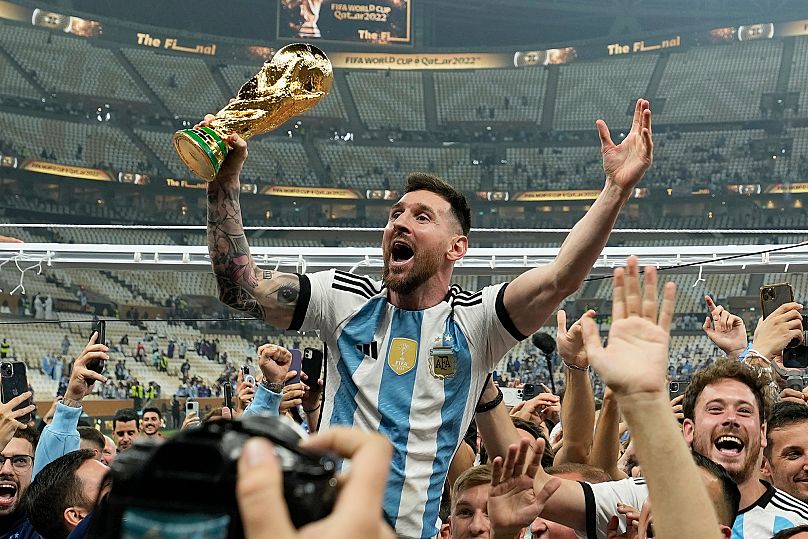 Messi levanta el trofeo de campeón en Qatar