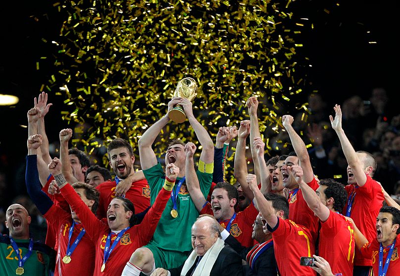 Casillas alzó el trofeo al cielo de Johannesburgo.