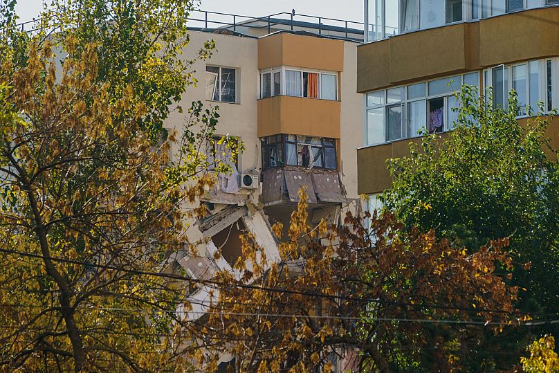 Vista di un appartamento danneggiato dopo una potente esplosione in un edificio residenziale di Bucarest, 17 ottobre 2025