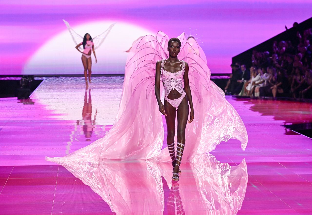 Awar Odhiang desfila durante el Victoria's Secret Fashion Show