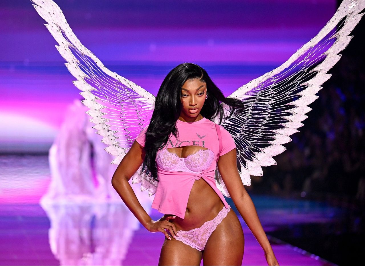 Angel Reese, estrella de la WNBA, en la pasarela del desfile de Victoria's Secret en Nueva York, 15 de octubre de 2025.