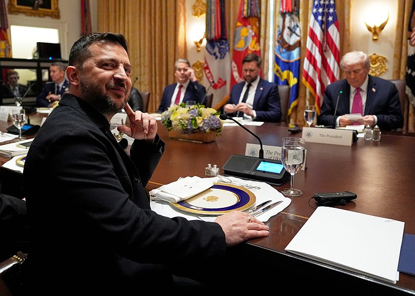 Volodymyr Zelensky, avant une réunion avec Donald Trump, dans la salle du Cabinet de la Maison Blanche, le vendredi 17 octobre 2025