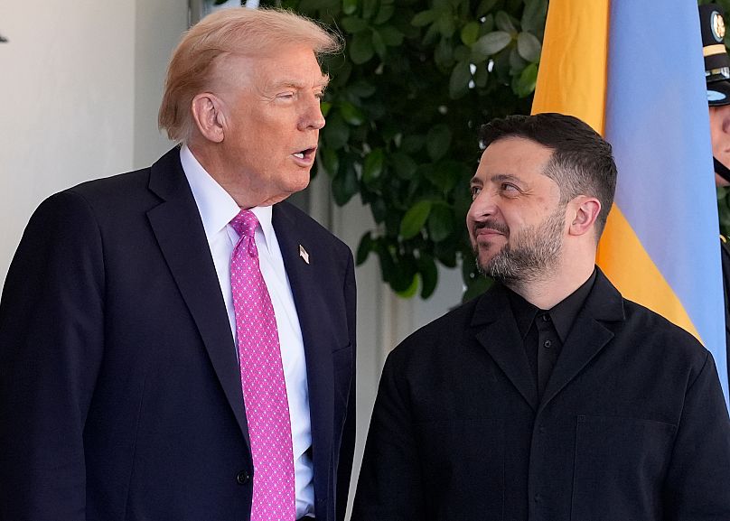 El presidente Donald Trump, a la izquierda, saluda al presidente de Ucrania, Volodímir Zelenski, en la Casa Blanca, el viernes 17 de octubre de 2025, en Washington.