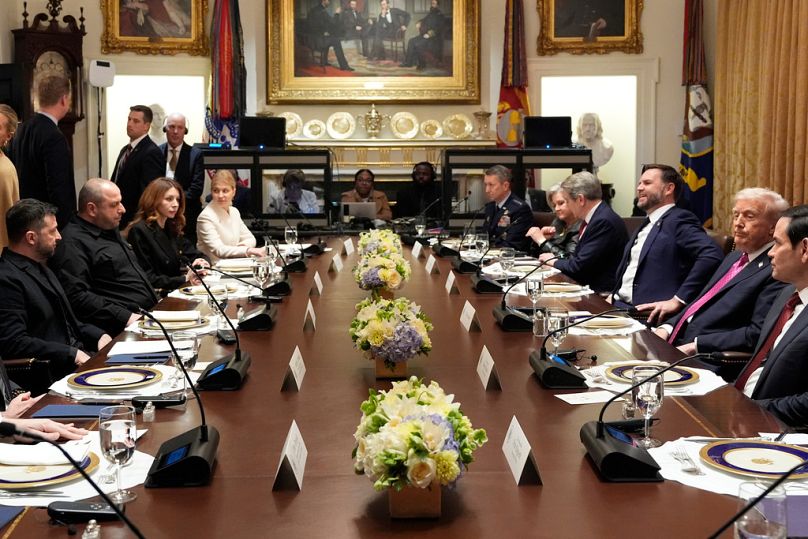 As delegações ucraniana e norte-americana reunidas na Casa Branca.