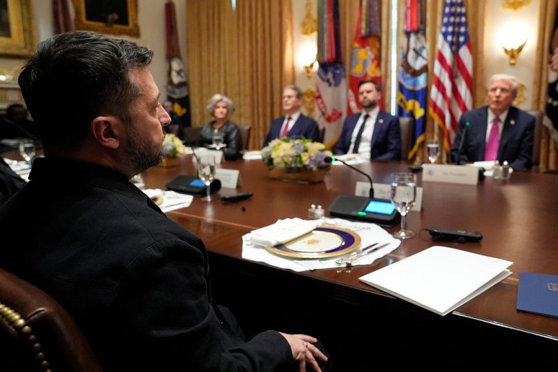 الرئيس الأمريكي دونالد ترامب يتحدث خلال مأدبة طعام مع الرئيس الأوكراني فولوديمير زيلينسكي في البيت الأبيض، في 17 أكتوبر 2025.