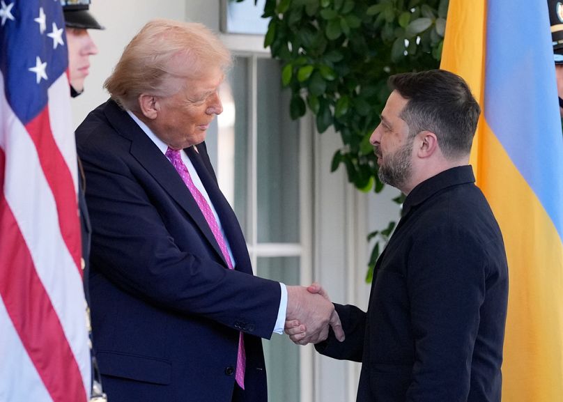 Trump cumprimenta Zelenskyy à chegada à Casa Branca esta sexta-feira