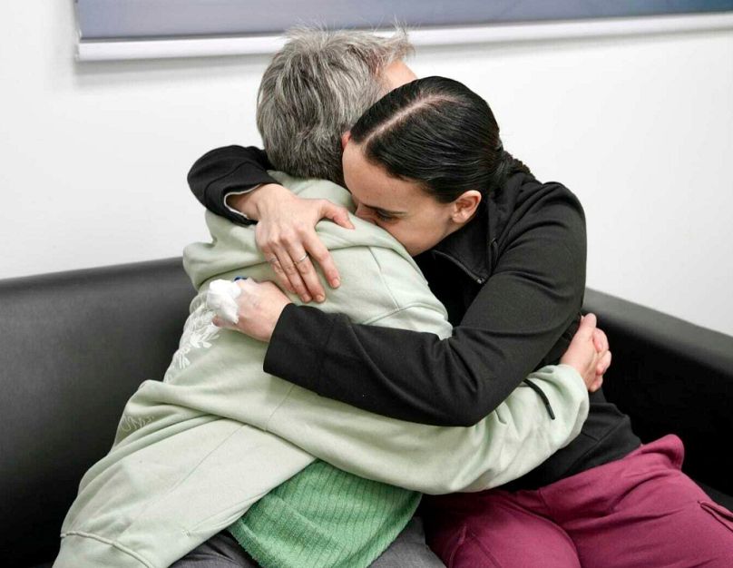 Emily Madari szabadulása után édesanyjával, Mandyvel, 2025. január 19-én