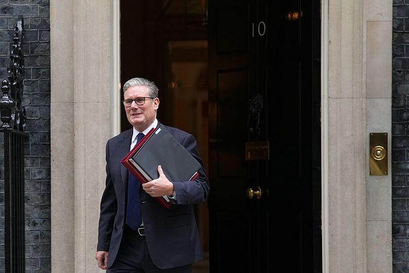 O primeiro-ministro britânico, Keir Starmer, sai de 10 Downing Street para ir à Câmara dos Comuns para as suas perguntas semanais ao primeiro-ministro, 15 de outubro de 2025