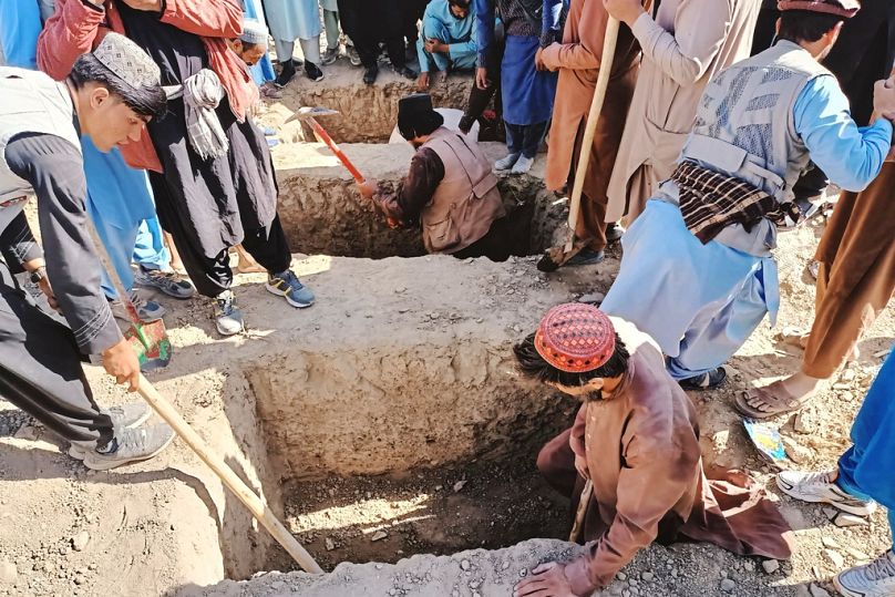 Os habitantes locais cavam sepulturas para as pessoas mortas num ataque aéreo transfronteiriço do exército paquistanês na província de Paktika, no leste do Afeganistão, no sábado, 18 de outubro de 2025
