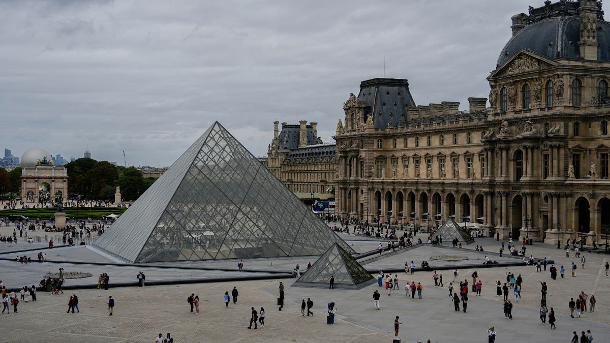 Braquage au Louvre, des bijoux de Napoléon III et de l'impératrice auraient été dérobés