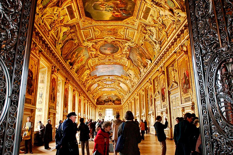 ARŞİV - Louvre Müzesi'nin yenilenen Apollo Galerisi'nde ziyaretçiler, 23 Kasım 2004.