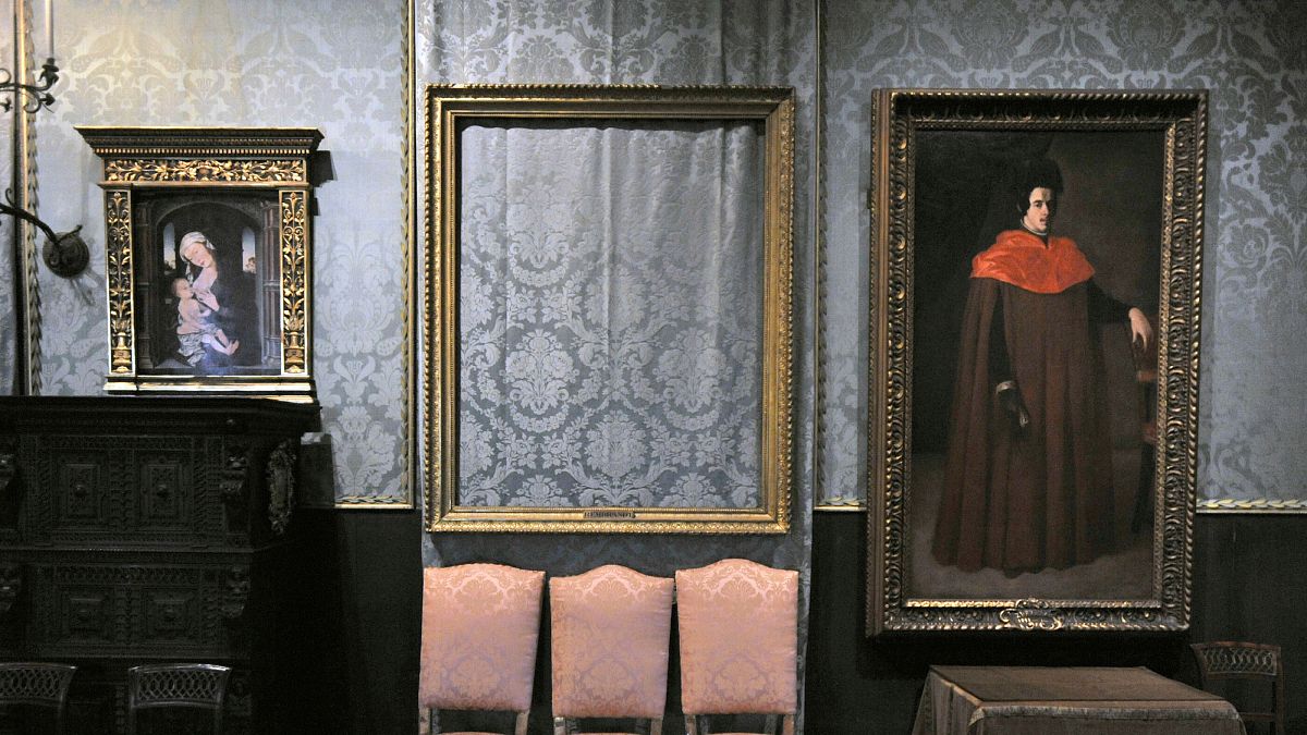 What are some of the most famous museum heists throughout history?