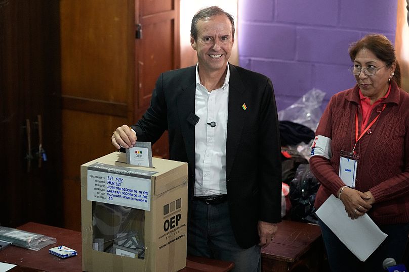 El candidato presidencial Jorge 'Tuto' Quiroga vota en una segunda vuelta electoral presidencial en La Paz, Bolivia, el domingo 19 de octubre de 2025.