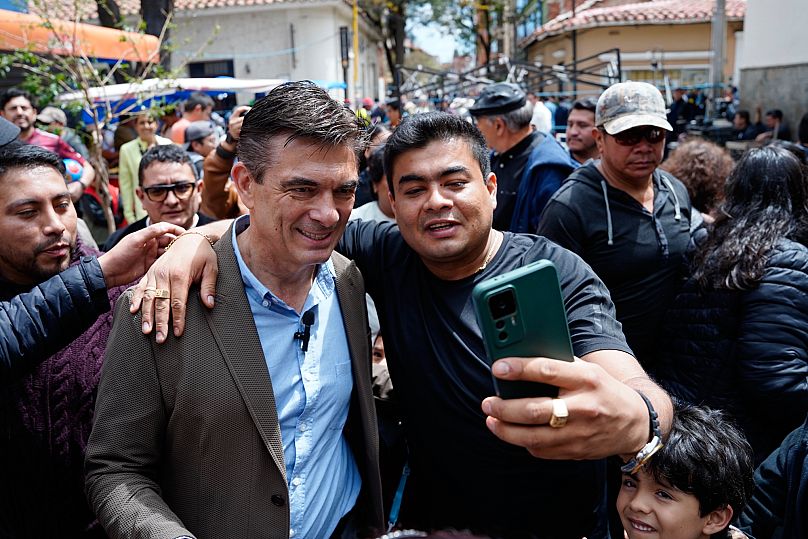 Un partidario se toma una selfie con el candidato Rodrigo Paz después de votar en la segunda vuelta de las elecciones en Tarija, Bolivia, el 19 de octubre de 2025.