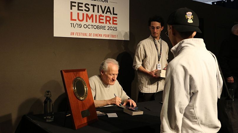 Michael Mann in Lyon, signing copies of Heat 2