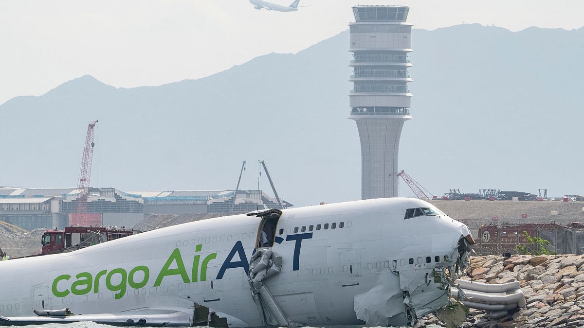 Crash d’un avion cargo à Hong Kong : deux morts au sol, enquête en cours