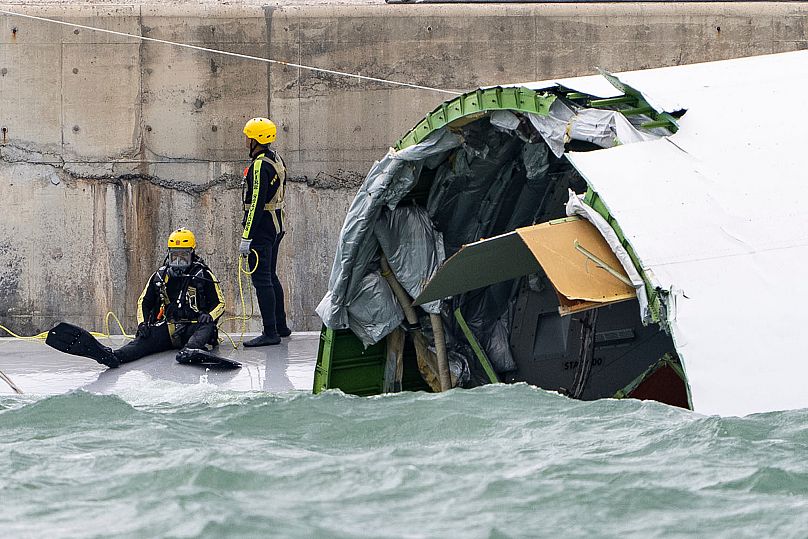 Αεροσκάφος μεταφοράς φορτίου βγαίνει από διάδρομο στο Χονγκ Κονγκ κατά την προσγείωση και πέφτει στη θάλασσα