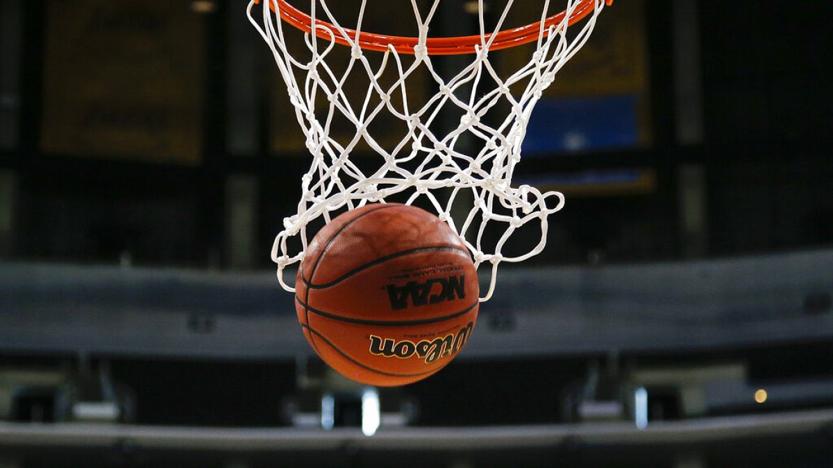 Italie : le copilote d’un bus de supporters de basket italiens tué par des jets de pierres