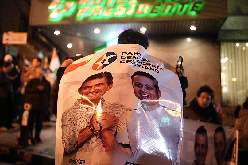 Les partisans du candidat à la présidence Rodrigo Paz se rassemblent devant son quartier général de campagne. 