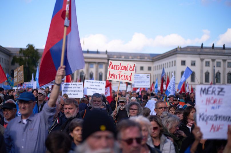 Mehrere Tausend Menschen nehmen am 3. Oktober 2025, an einer Friedensdemonstration in Berlin teil