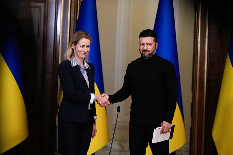 Le président ukrainien Volodymyr Zelensky et Kaja Kallas se serrent la main après une conférence de presse, le lundi 13 octobre 2025, à Kyiv, en Ukraine