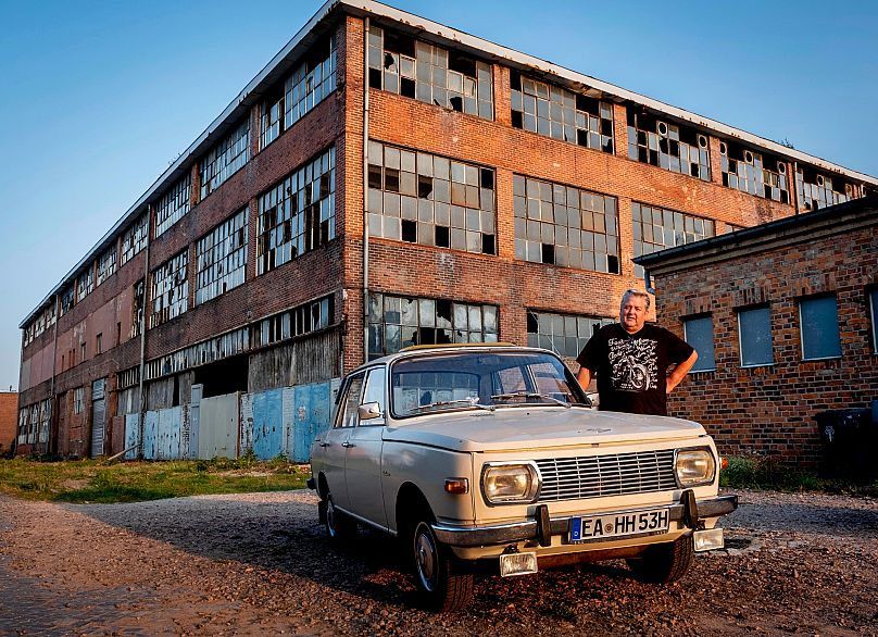 Homem sai de uma fábrica de produção abandonada em Eisenach, na Turíngia. O emprego na região diminuiu 0,5% entre 2021 e 2024
