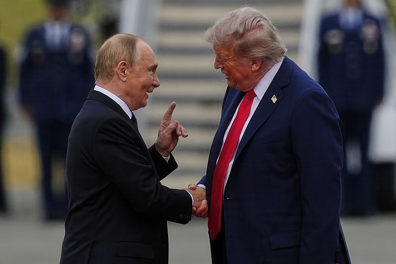 El presidente Donald Trump saluda al presidente de Rusia, Vladímir Putin, el viernes 15 de agosto de 2025, en la Base Conjunta Elmendorf-Richardson, Alaska.